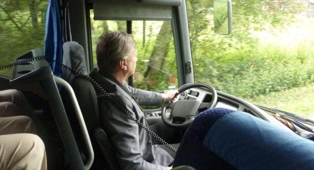 Glenn styr mot Harjux och under bussturen berättar