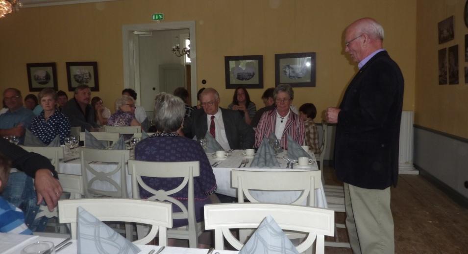 Göran Holm hälsar de närvarande