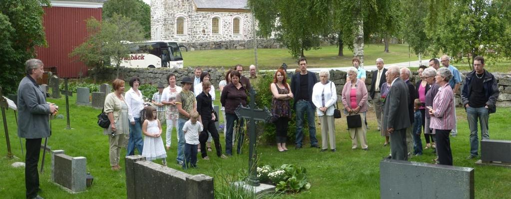 Samling vid graven där Göran