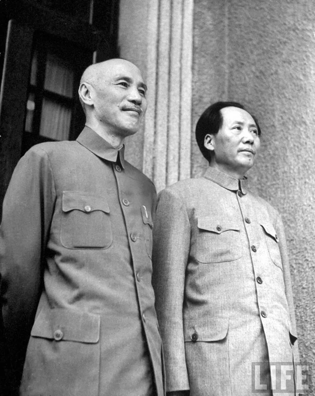 12 imperialismen för att skydda Chiang mot det kinesiska KP. Chiang Kai-shek och Mao under de USA-sponsrade samtalen som hölls i augusti 1945 i Chingking [Chongqing] Mao rättade stegen efter Moskva.