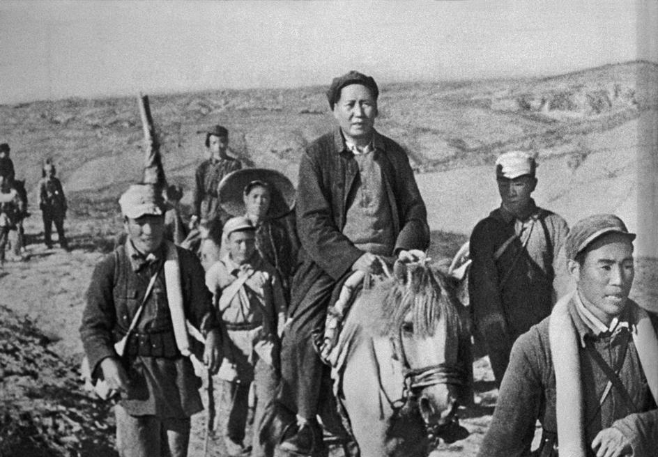 8 Klassisk bild av Mao under den Långa marschen Efter 1935 ingick de kinesiska kommunisterna åter en allians med Kuomintang men ett av prisen för detta var att man gav upp programmet för jordreform,