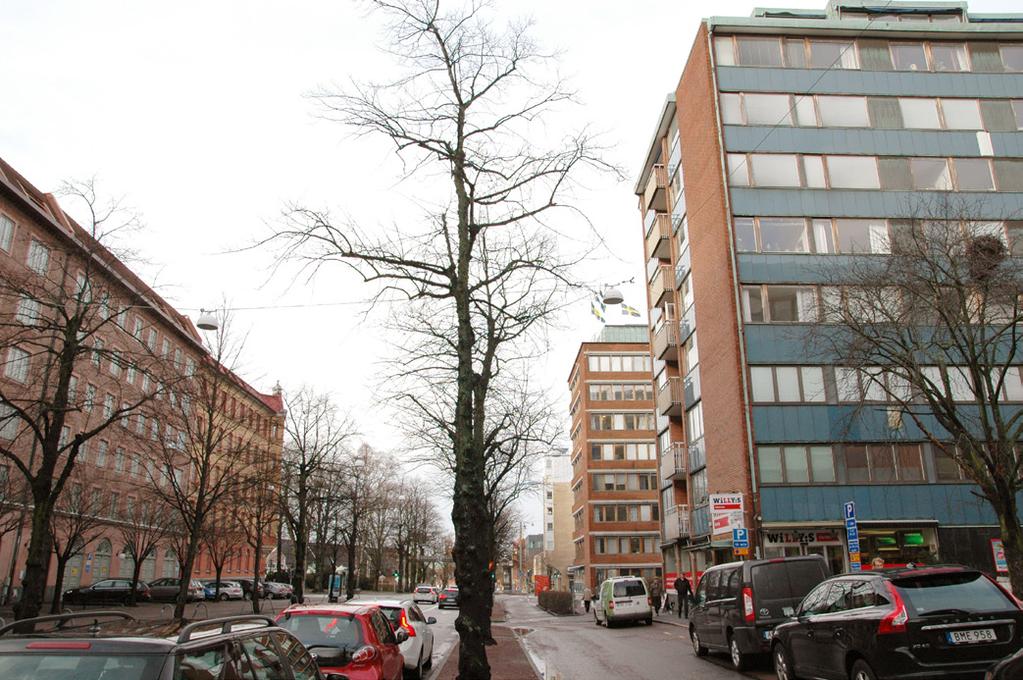 Kontorshuset A) bildar en karaktäristisk fond med sina välbevarade fasader mot Korsvägen, Scandinavium och Skånegatan.