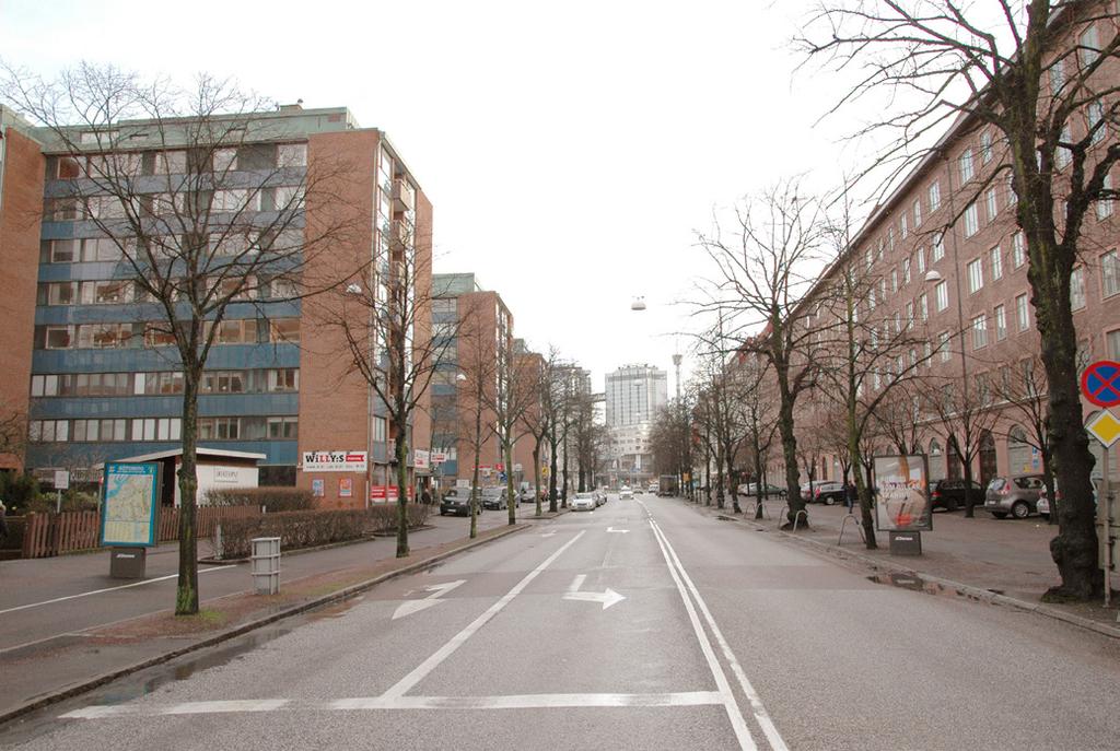 Burgårdsplatsen Kvarter Opalens kontorshus A) med sin välbevarade 60tals arkitektur bildar fond mot Korsvägen. Byggnadens skala hänger ihop med kv Bergkristallen.