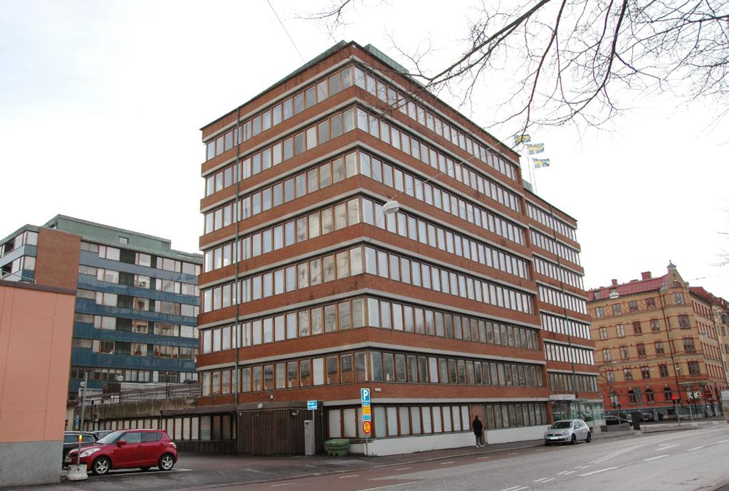 ANALYS 15. Från Skånegatan Härifrån är det rumsliga sambandet osammanhängande då lågdelen uttrycker en formmässigt ganska brokig arkitektur.
