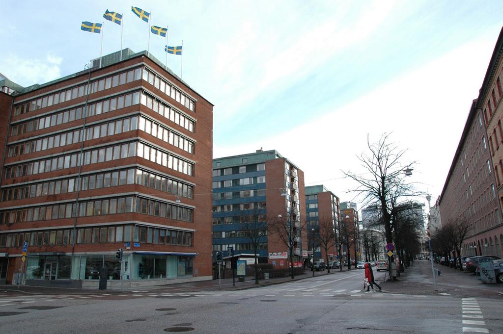 Hörnet Sten Sturegatan / Engelbrektsgatan Det röda tegelhuset samspelar med de övriga skivhusen i form, skala och uttryck men har en tydligare horisontell strävan i det arkitektoniska uttrycket.