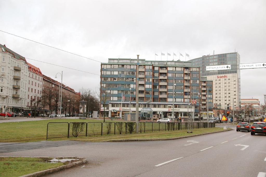 Sammanfattning Byggnad A) bör bevaras då byggnaden har en mycket stor rumsbildande och karaktärskapande inverkan i stadsrummet.