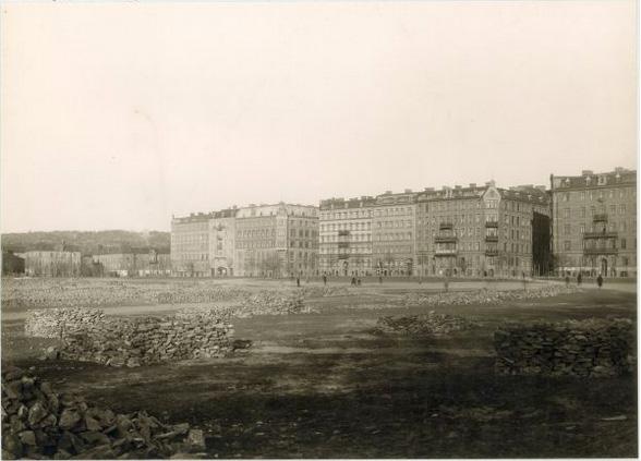 På 1920-talet byggdes flera av husen i kv Bergkristallen mot Sten Suregatan. Trähusen längs Sten Sturegatan revs på 1960-talet för att ge plats åt en mer modern och storskalig bebyggelse.