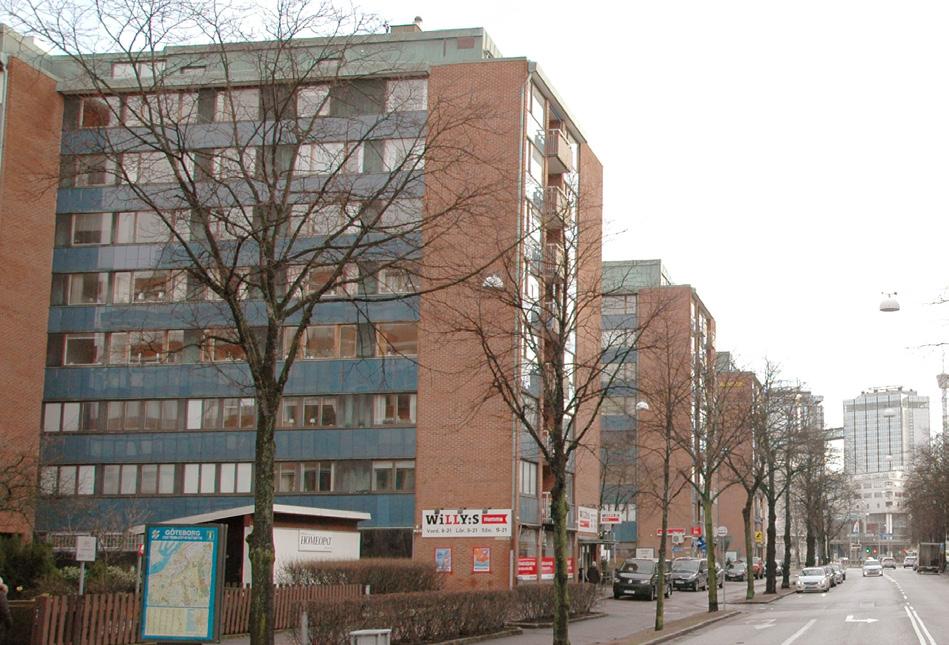 Mot Sten Sturegatan och till viss del Engelbrektsgatan bildar fyra höga skivhus en sammanhängande enhet.