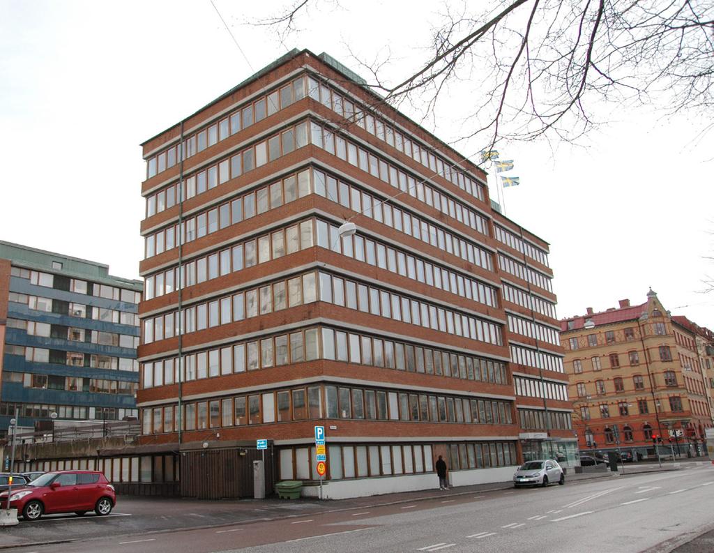 BESKRIVNING E) an at tsg ek lbr ge En Husen är till stor del välbevarade. Vissa fönsterbyten, portar, balkongfronter och glasskivorna i fönsterbröstning har skett till mindre i stil anpassade uttryck.