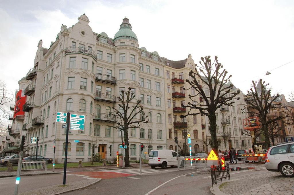 Be Engelbrektsgatan 69-71 D) består liksom de övriga av två sammanbyggda, förskjutna byggnader i öst-västlig riktning.