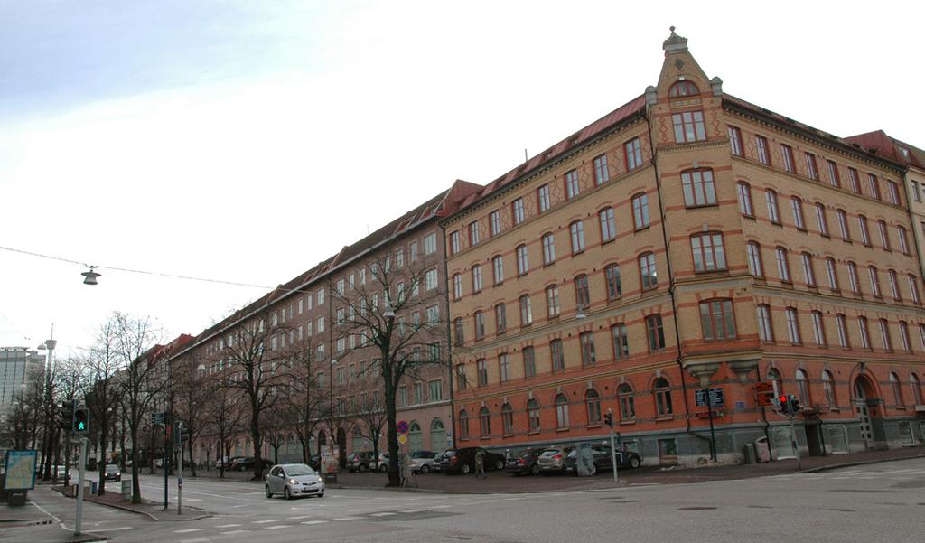 Fasaderna uttrycker en mer homogent uttryck än de övriga tre skivhusen (A, B och C). På vissa gavlar har stora väggytor lämnats fönsterfria.
