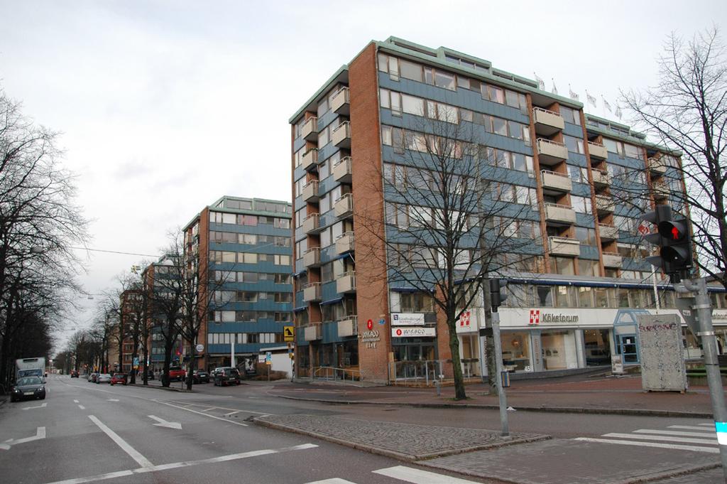 formspråk och materialval. Den horisontella strävan i fönsterbandens placering förstärks av de blå underliggande fönsterbanden.