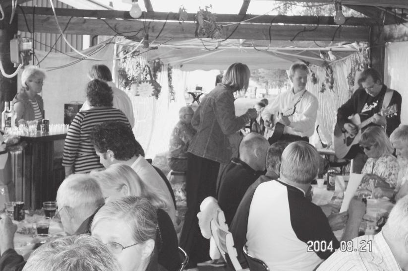 JBS 40 och spelade gitarr och sjöng medan gästerna lade upp mat på sina tallrikar.