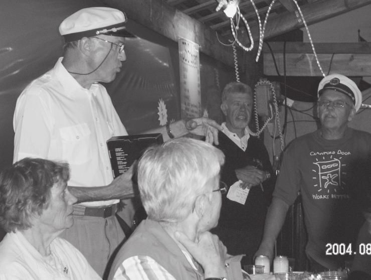 en annan. Vid borden i tältet och pergolan serverade vi öl, vin och vatten.