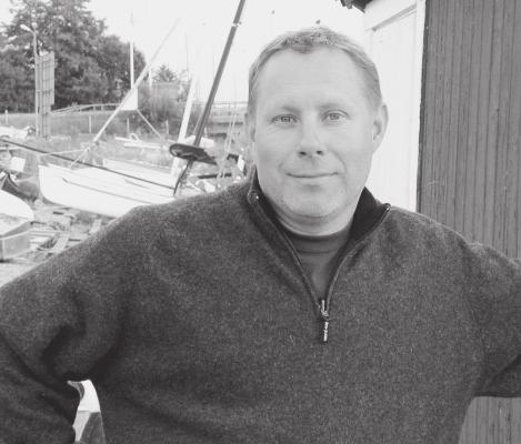 Intervju med Leif Söderlund ganska ny ordförande i jollesektionen. Jag är jakobsbergare, har alltid varit, är gift och har två barn varav den ena seglar i jollesektionen.