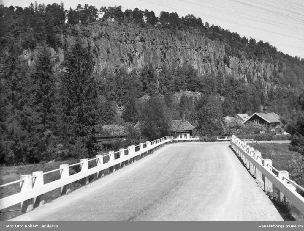 Kortet och bilen ser att vara från 1930-talet.