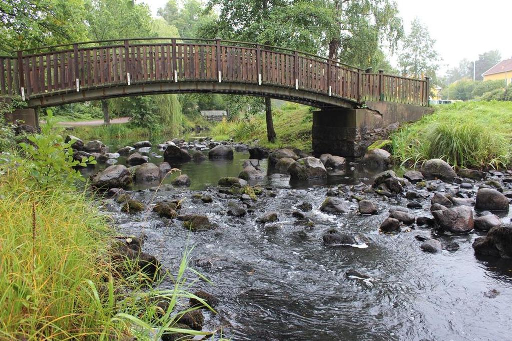 Marströmmen, gångbron pensionatet Mörtfors (637800,153986) Lokalbeskrivning Lokalen ligger i det kulturintressanta lilla samhället Mörtfors. Här går en gångbro över ån. Det är 7 km till mynningen.