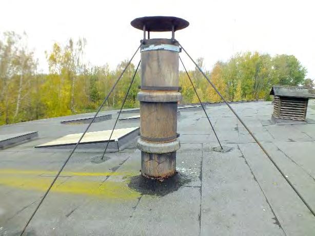 Fönstren har sedimentbåge och är småspröjsade. Med några undantag är de upptill försedda med tre rundbågar som avslutas med en cirkel.