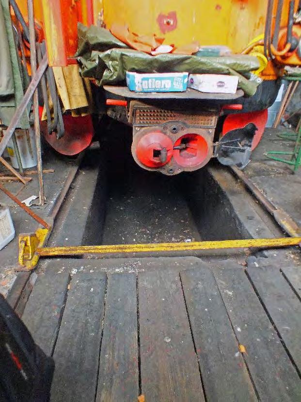 Till vänster detalj av en stallplats med grav, från vilken man kom åt att serva lok och vagnar undertill. Till höger vy längs med lokstallarnas norra innervägg.