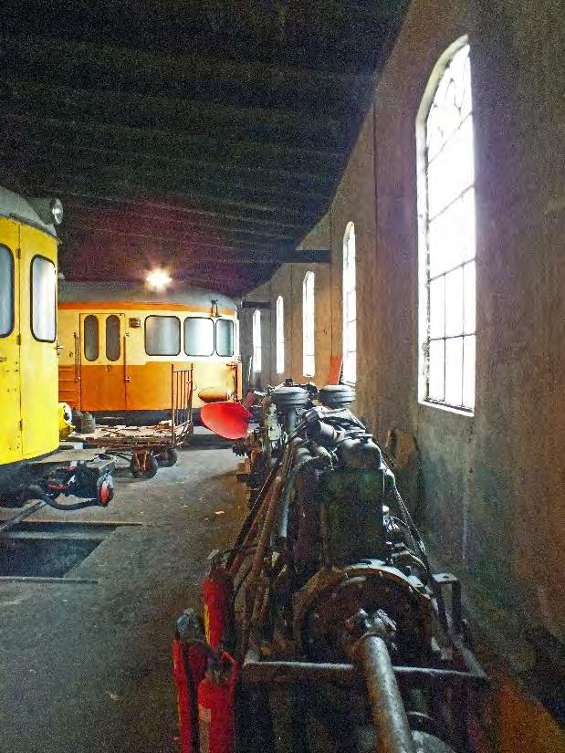 för att kunna utföra service på allt rullande materiel. Väggarna är putsade och ursprungligen målade vita men numera gråsvarta till följd av sot från framförallt ånglok.