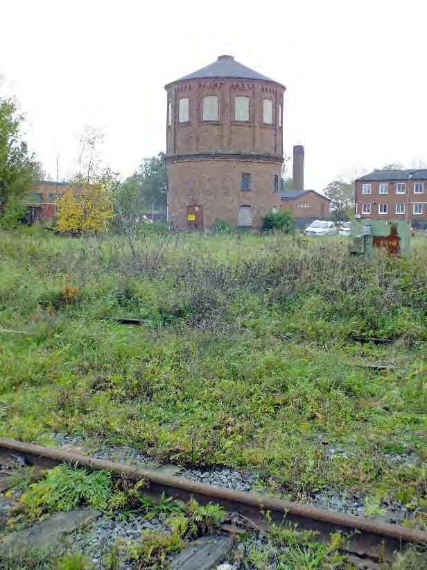 Vattentornet till vänster och de två så kallade vattenhästarna (kranar från vilka man tog vatten till ångloken) till höger. Historik Kristianstads järnvägsstation uppfördes 1865.