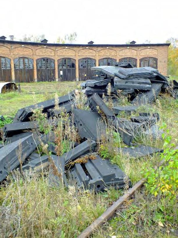 Till vänster gummiskivor, troligtvis från borttagna spårövergångar. Högen av utrangerat material kännetecknar bilden av området runt lokstallarna.
