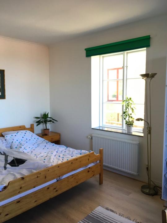 sovrum och entréhall på