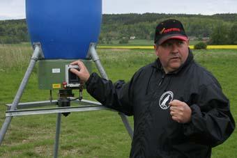 Stefan Lenér demonstrerar en av de födo automater som satts upp för att locka grågäss till viltbetesåkrarna kring sjön Tåkern i Östergötland foto: Mikael Hake.