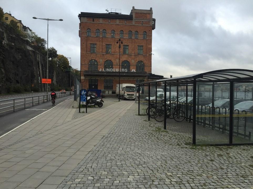 Sida 12 (20) Byggnadens ena gavel sett från öster. Lastintag och entréer till kontor.