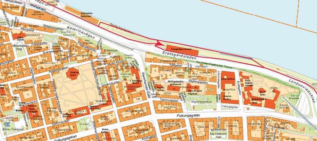 Sida 14 (20) byggnaden. Ramper finns in till byggnaden och i byggnaden finns hissar. Röda sträck och pilar visar gång- och cykelvägar.