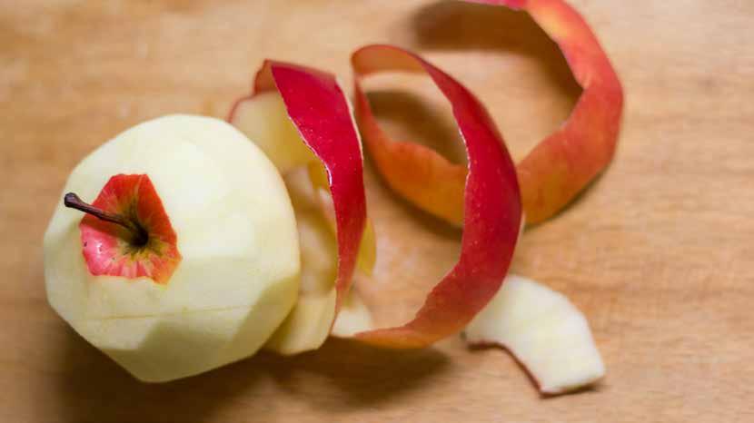 Du köper ett äpple på en marknad utomlands och precis när du ska sätta tänderna i det säger ditt syskon att du bör skala äpplet innan du äter det. Varför det? 1.