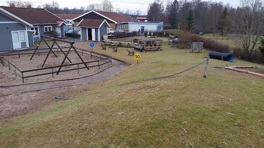 FÖRUTSÄTTNINGAR OCH FÖRSLAG TILL FÖRÄNDRING Mark och vegetation Marken runt den befintliga huvudbyggnaden på Hössna 1:26 av relativt plan Större delen av planområdet består av hårdgjorda ytor i form