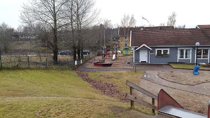 Marken på fastighetens östra sida sluttar brant uppför, en backe på ca 4 meter. Hela planområdet har en nivåskillnad på ca 4-5 meter. Se bild 1 nedan och bild 2 och 3 på nästa sida. Bild 1.