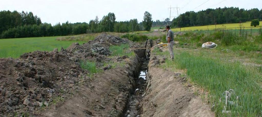 ca 1 m i botten och ca 2 m i dagöppningen. Schaktdjupet är ca 1,2 m och kabelförbandet ligger på ca 0,9 m djup (se figur 7 nedan). Figur 7.