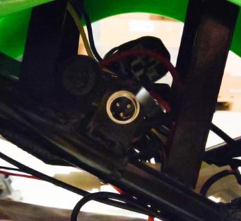 A Laddning Mini-ATVn kommer laddad från fabriken. Vanligtvis finns det ca 40-90 % laddning kvar i batterierna vid leverans.