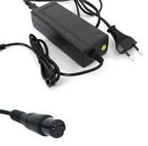 Vi rekommenderar även att fyrhjulingen laddas efter varje körtur och minst en gång i månaden vid långtidsförvaring. OBS! Var noga med att batterierna aldrig djupurladdas.
