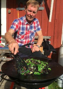Utflykt med wok 18 peroner hade samlats vid Parketten för avfärd mot hemligt mål med wok som höjd punkt. Kosan styrdes västerut mot Boda Gård för svampplockning och årets höjdpunkt SVAMPWOK.