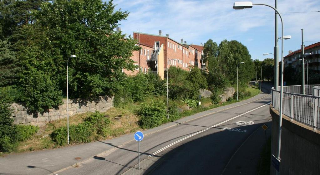 Intill korsningen Bankogatan Guldmyntsgatan finns en stödmur på berg, se Figur 6.