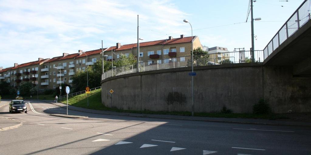 Den sydöstra delen av planområdet angränsar till en spårvagnsviadukt och upphöjd vändslinga, se Figur 8.