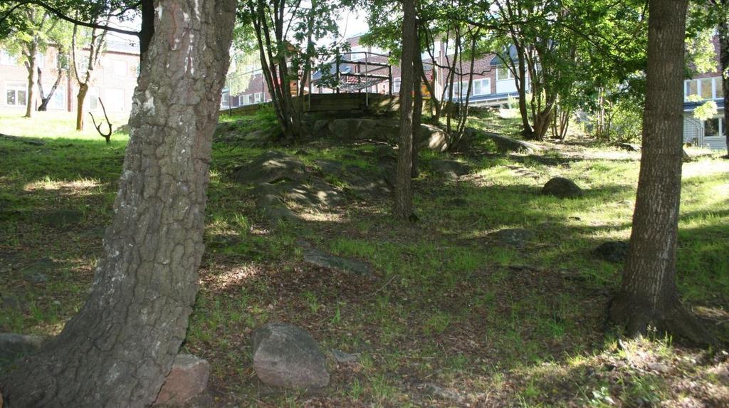 2 Geotekniska förhållanden Kartering visar att stora delar av planområdet består av berg i dagen eller mycket begränsade jordmäktigheter, se Figur 9.