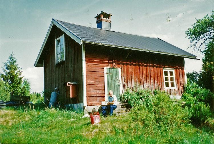 Volmar Olsson sitter på trappan framför