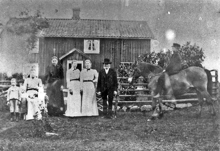 Från Trombäljen nr 16, Kvarnkasera, Britta-Maja med barnen: Johan, Signe och Karl.