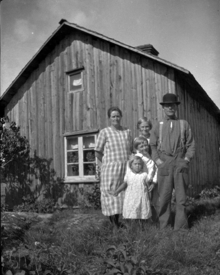 Lovisa och Johannes Olsson med barnen Anna Johansson,
