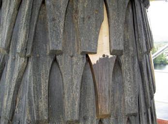 Endast ett fåtal spån har bytts ut på torndelen (digital bild 8489). Balusterdockor Några balusterdockor var utbytta sedantidigare, vilket kan ses på dess olika detaljutformning.