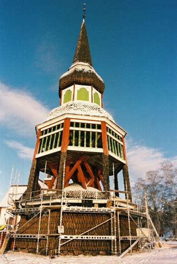 Miljöbeskrivning Älvros gamla kyrka och dess klockstapel ligger vid Ljusnans strand strax intill E45.