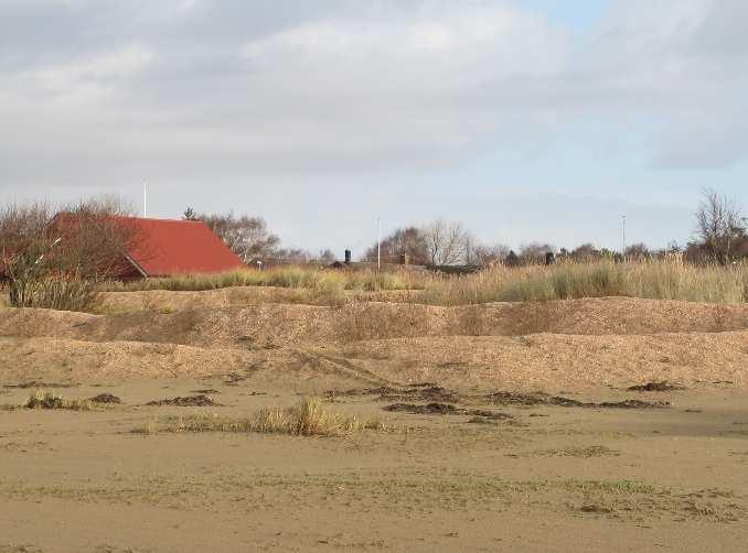 ut vägmaterialet. Fortet har nu varit helt omringat av vatten och sanden spolas bort.