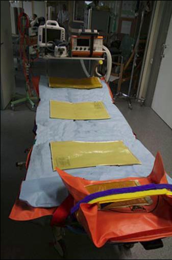 Bild 3 Vid transport av patient med konstaterad skada på kotpelare skall madrass av typen All-In-One användas under transporten. På madrassen placeras ett engångslakan.