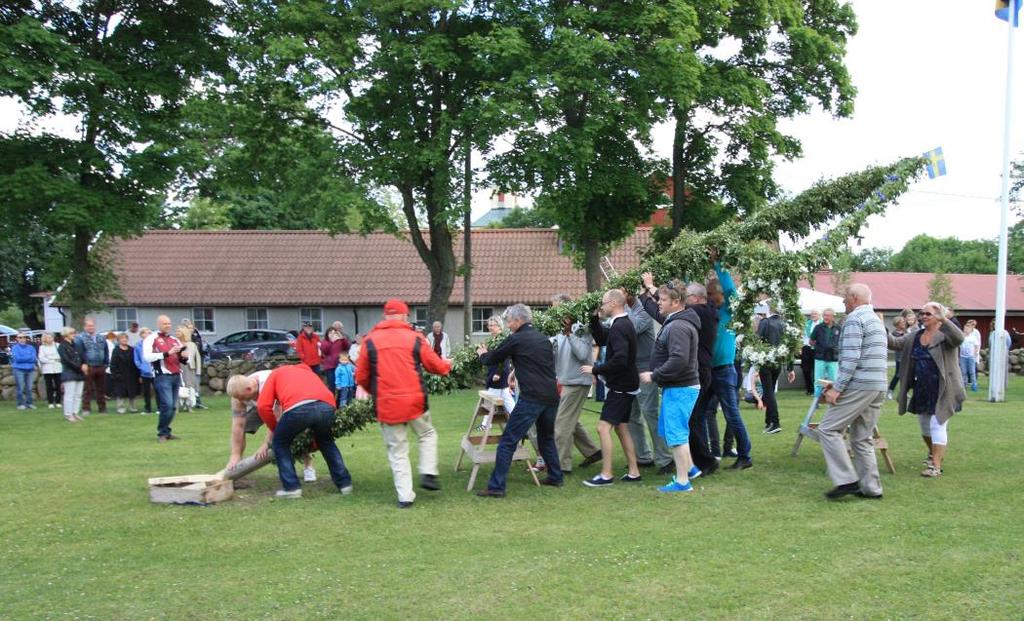 Midsommarfest är en tradition och som vanligt inleddes den med en kort gudstjänst i Böda kyrka.