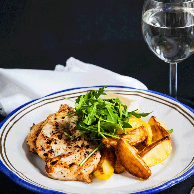 PLURAS KYCKLING- SCHNITZEL med klyftpotatis och sallad Ca 45 min Schnitzel 300 gram kycklingfilé 1 msk olivolja* ½ tsk torkad rosmarin* Tillbehör 400 gram potatis ½ tsk torkad timjan* Olivolja*