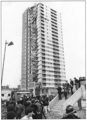 2 Bakgrund 2.1 Historia Ett betydande fall för utvecklingen av robusthetskrav i byggnormerna är raset av Ronan Points lägenhetshus i London 1968.